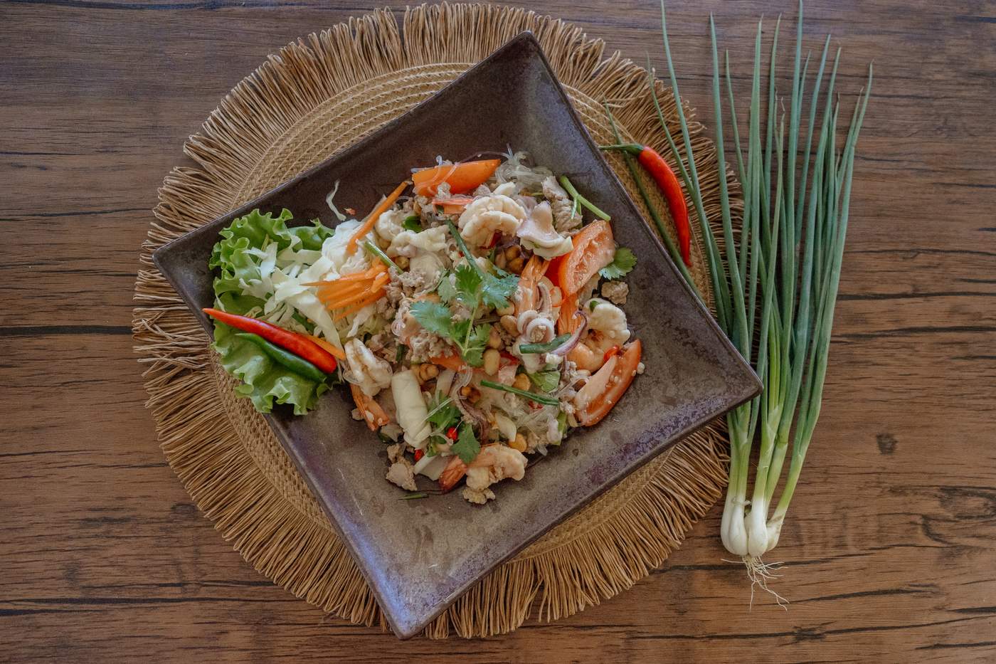 Yum Woon Sen – würziger thailändischer Glasnudelsalat mit Garnelen und Tintenfisch