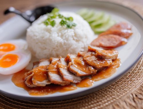 Khao Moo Grob – Thai-Reis mit knusprigem Schweinebauch
