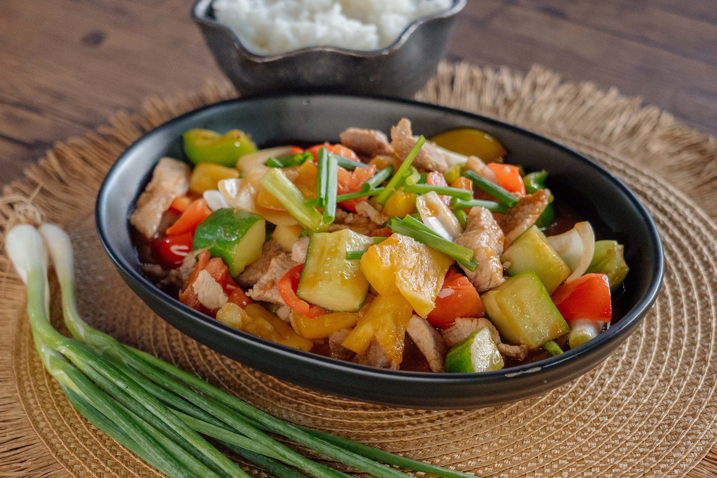Unsere Rezept für das farbenfrohe Moo Pad Priao Wan – Schweinefleisch süß-sauer