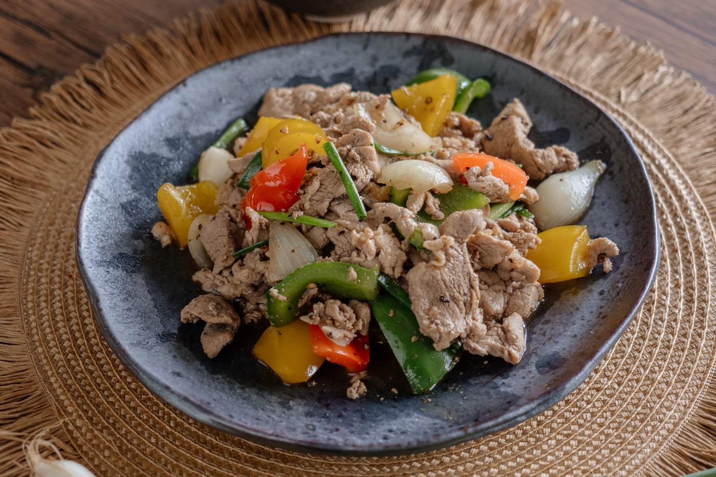 moo-pad-prik-thai-dam-schweinefleisch-mit-schwarzem-pfeffer_0007