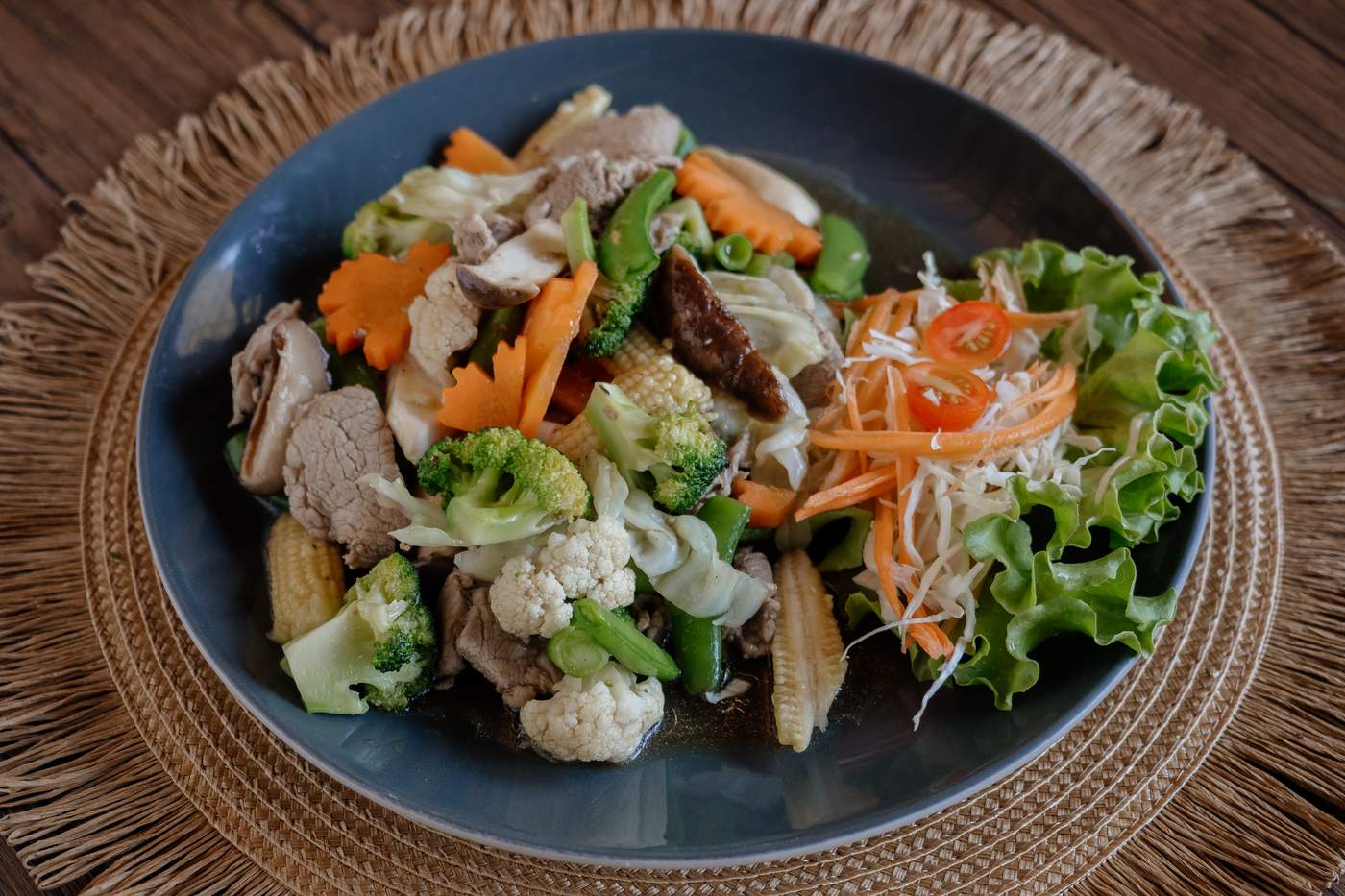 Pad Pak Ruam Mit Moo – die Variante aus diesem Rezept mit dünn geschnittenem Schweinefleisch