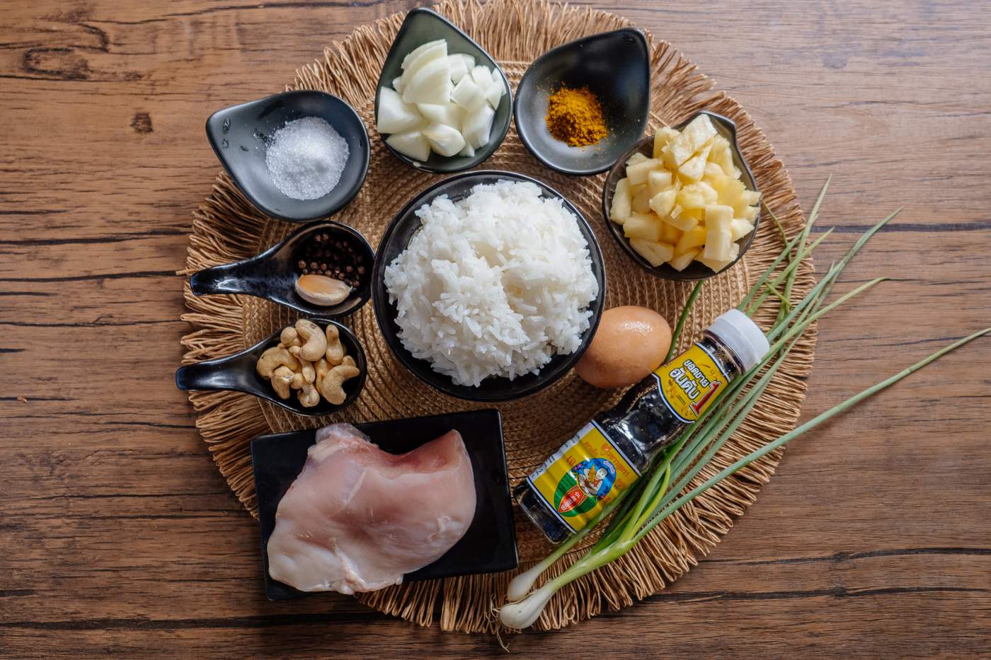 Die Zutaten für Khao Pad Sapparot Gai Rezept – Gebratener Reis mit Ananas und Hühnchen