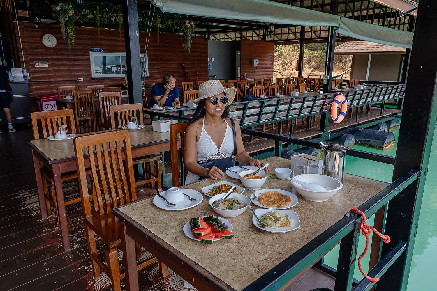 Mittagessen im im The Laguna Chiewlarn im Khao Saok Nationalpark