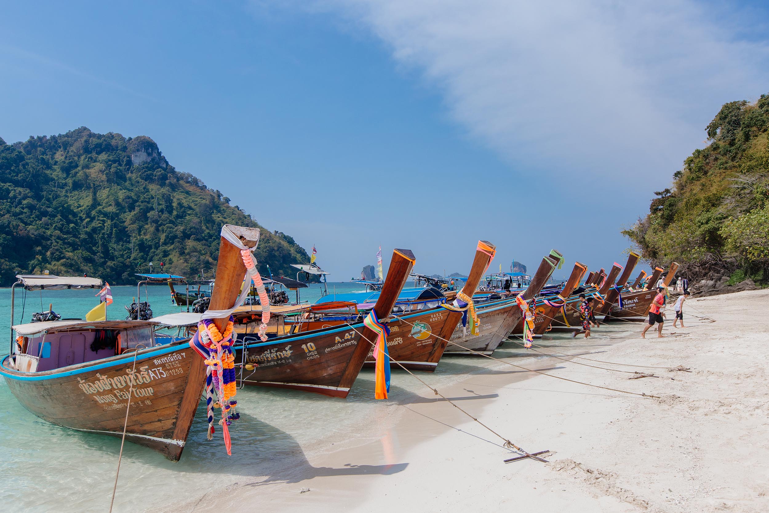 Typische thailändische Longtailboote bei Chicken Island